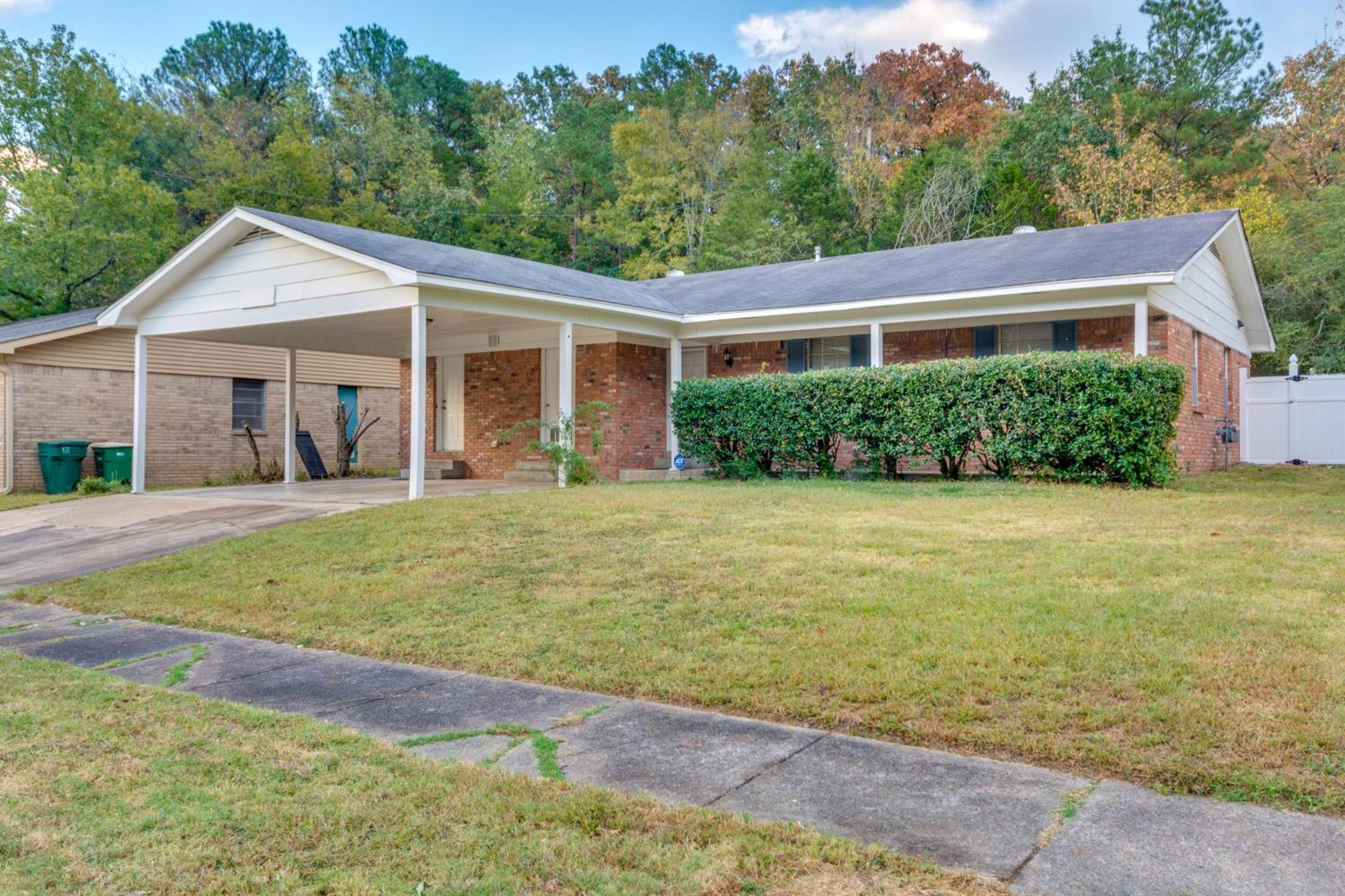 Lovely Little Rock Home With Fire Pit And Yard! Exterior photo